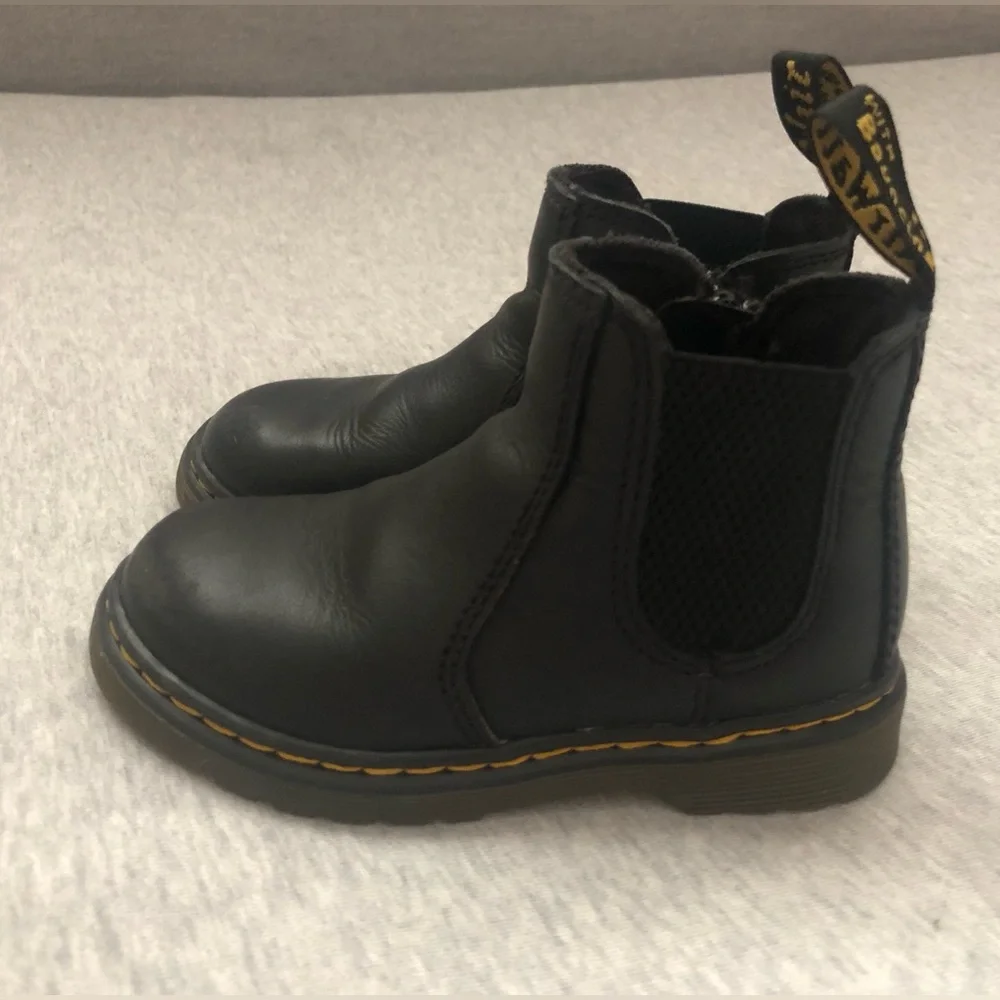 Dr. Martens Kids 2976T Chelsea Softy T Leather Boots Size: US 9 EUR 26